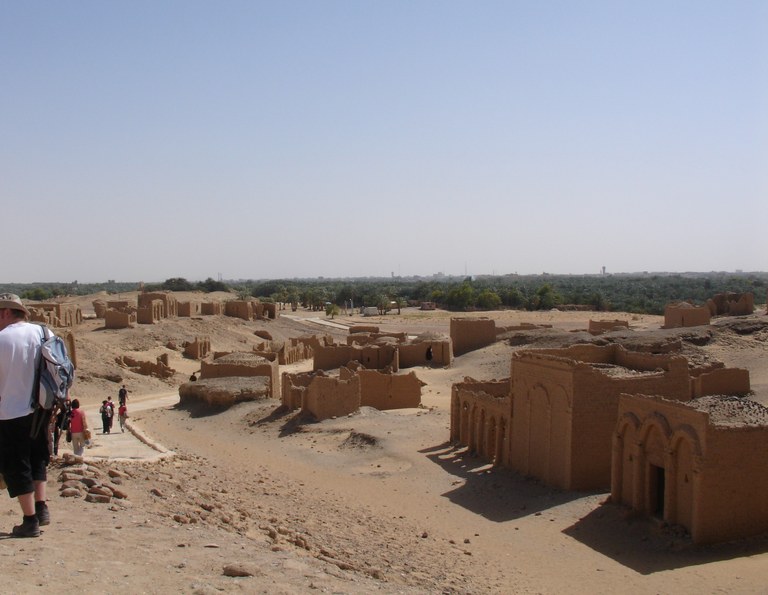 Exkursion Ägypten 2010 El-Bagawat Besichtigung.JPG
