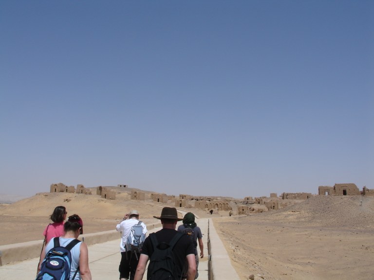 Exkursion Ägypten 2010 El-Bagawat Gruppe 2.JPG