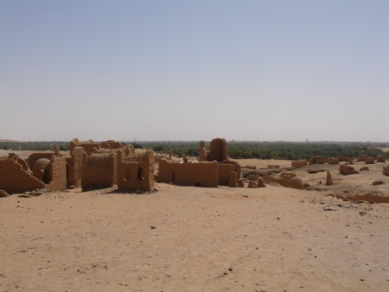 Exkursion Ägypten 2010  El-Bagawat Panorama.JPG