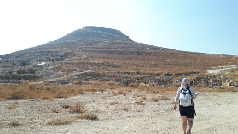 Exkursion Israel 2019 Herodion Landschaft,  Gruppe.jpg