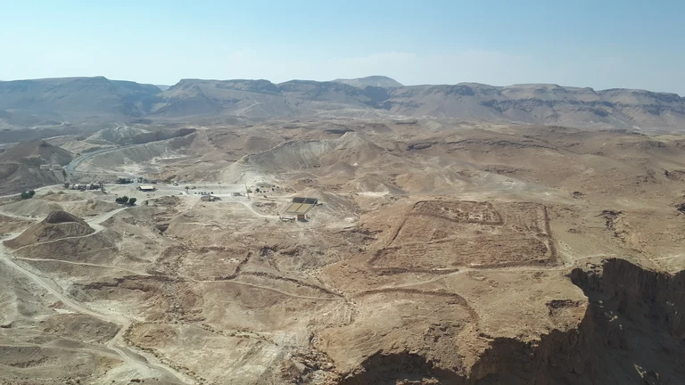 Exkursion Israel 2019 Massada, Landschaft, Belagerung (Lager E und F).jpg