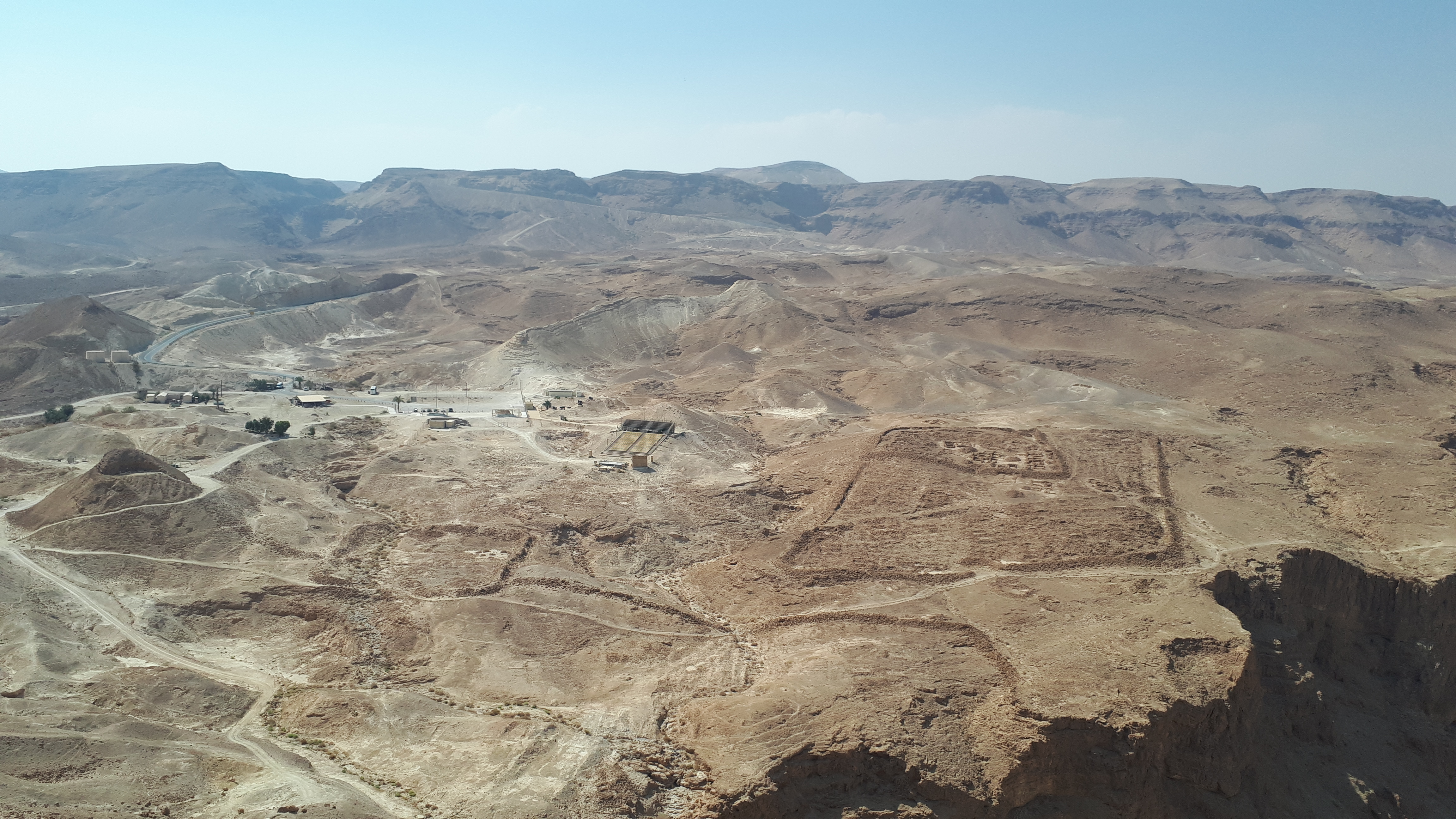 Exkursion Israel 2019 Massada, Landschaft, Belagerung (Lager E und F).jpg
