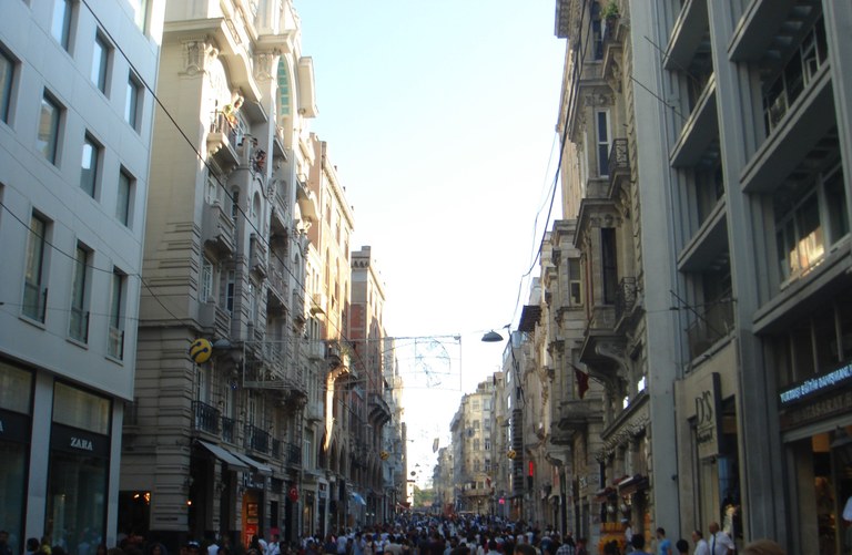 Exkursion Istanbul 2013 Blick in eine Straße der Stadt.JPG