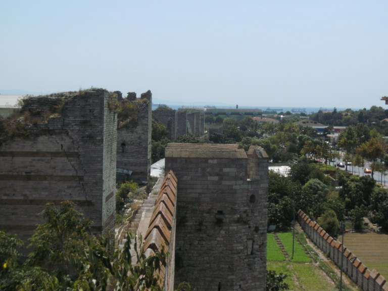 Exkursion Istanbul 2013 Blick von der Stadtmauer.jpg