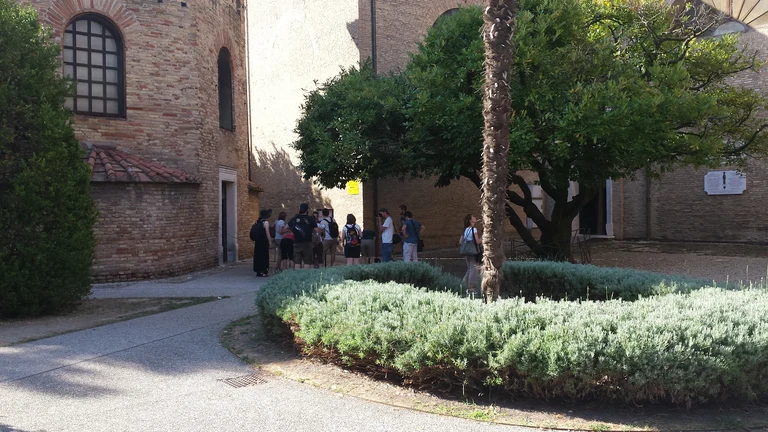Exkursion Ravenna 2017 Baptisterien der Orthodoxen.jpg