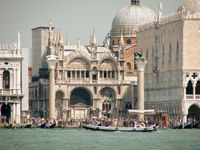 Piazza_San_Marco_with_Basilica_di_San_Marco.jpg