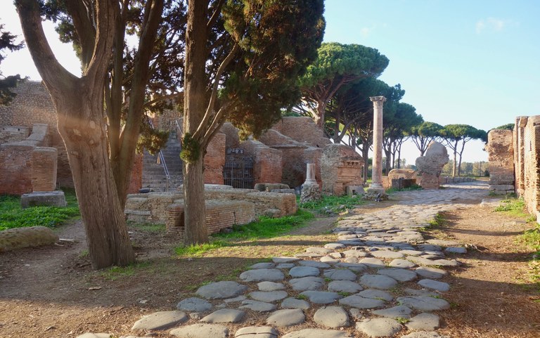 Ostia__Antica_Straße.jpeg