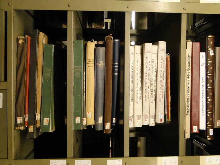 Bibliothek_Metallschrank_Hoch.JPG