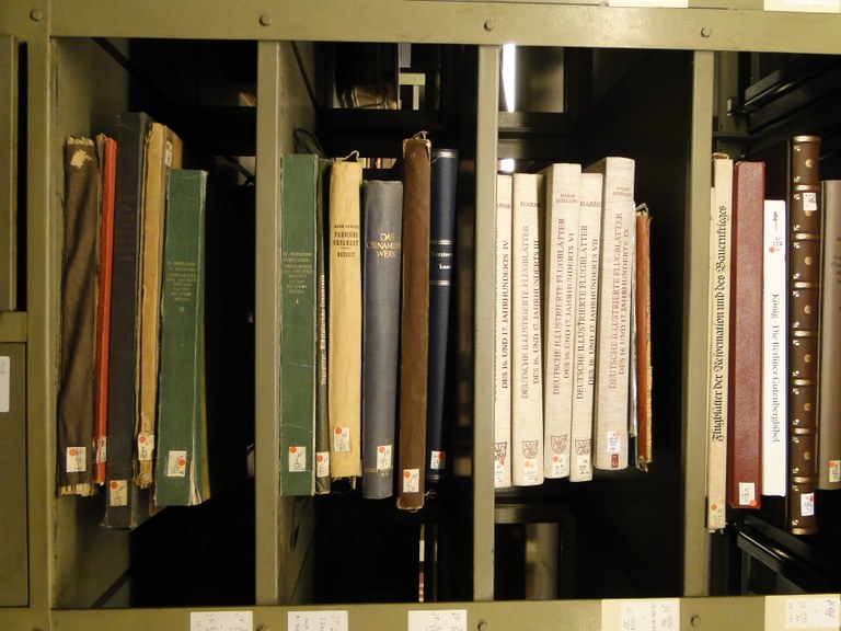 Bibliothek_Metallschrank_Hoch.JPG