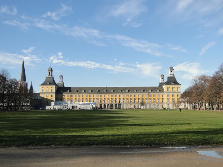 Hofgarten_Schloss_1.JPG