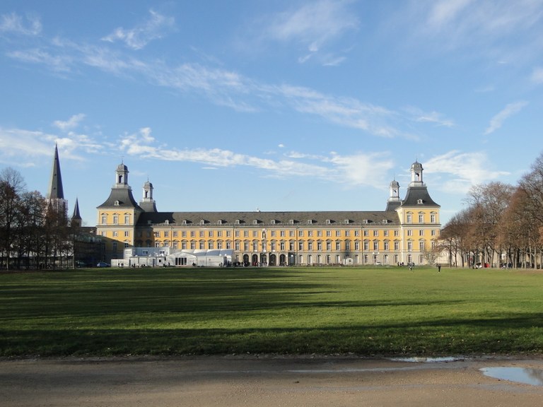 Hofgarten_Schloss_1.JPG