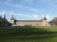 Hofgarten_Schloss_2.JPG
