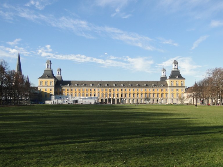Hofgarten_Schloss_2.JPG