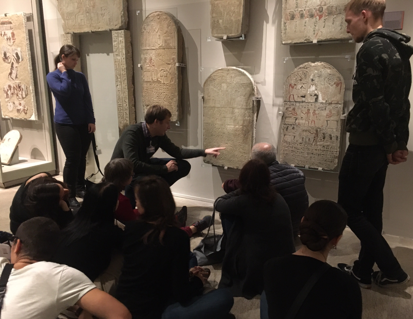 Studierende betrachten Stelen im Museo Egizio Turin