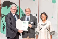 Auf dem Foto sind die drei Hauptakteur*innen des Abends zu sehen...