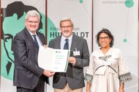 Auf dem Foto sind die drei Hauptakteur*innen des Abends zu sehen...
