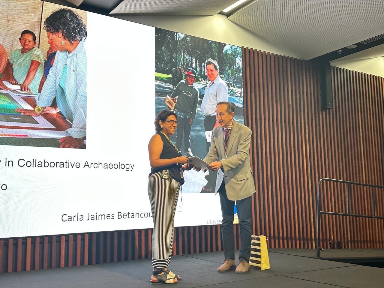 Prof. Dr. Carla Jaimes Betancourt recieving the award