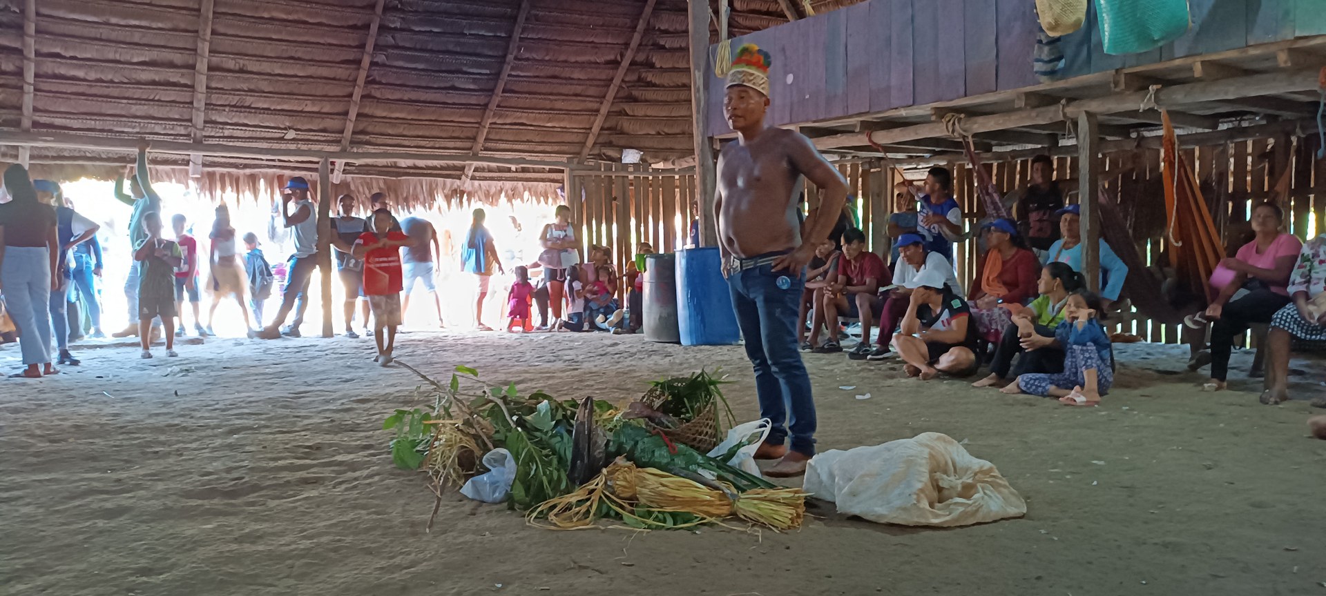 Pedro Junior Firizateke in der Maloka der Gemeinde Mairidika