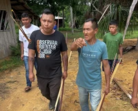 In the foreground, Alexandre (in black) and Ciriwa (in blue), in the Jatapuzinho community