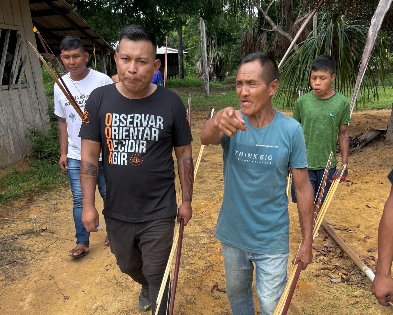 In the foreground, Alexandre (in black) and Ciriwa (in blue), in the Jatapuzinho community