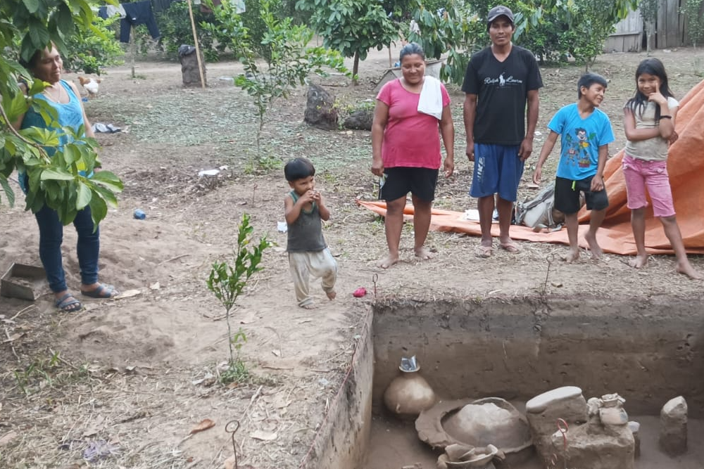 Children and adults visit the excavation site to observe the funerary context found.
