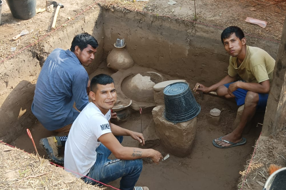 Community researcher Milton Marupa working on the funerary context supported by community members Guillermo Macuapa and Ervin Limpias.