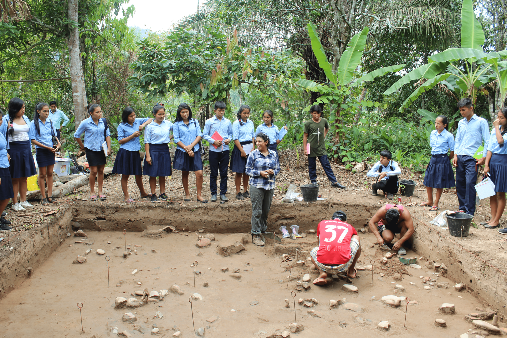 A brief explanation to local students on how the archaeological work is being carried out.