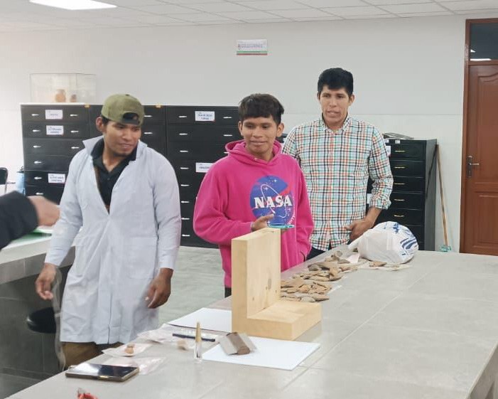 Investigadores visitando el laboratorio en donde se realizan los análisis de materiales de la temporada de campo 2023