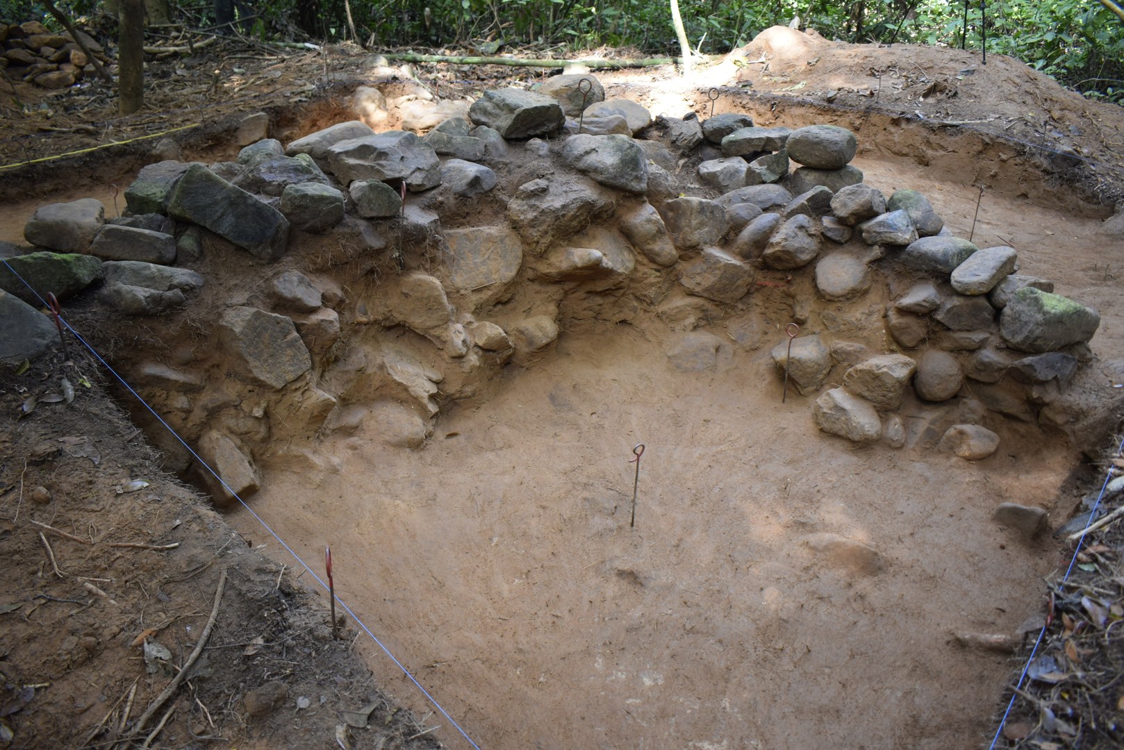 Unidad de excavación planteada al pie de los muros de piedra que caracterizan al sitio.