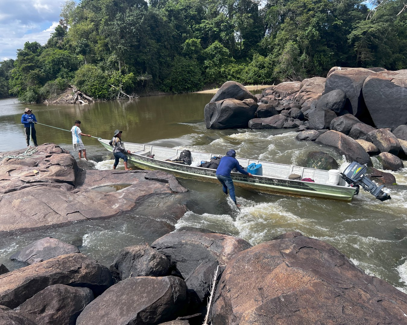 Rio Jatapu à jusante, cachoeira do Pato, a caminho da comunidade Iró com os caçadores