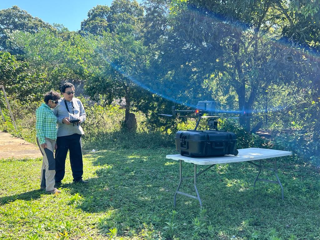 Alistando el dron para volar en la comunidad de Villa Alcira