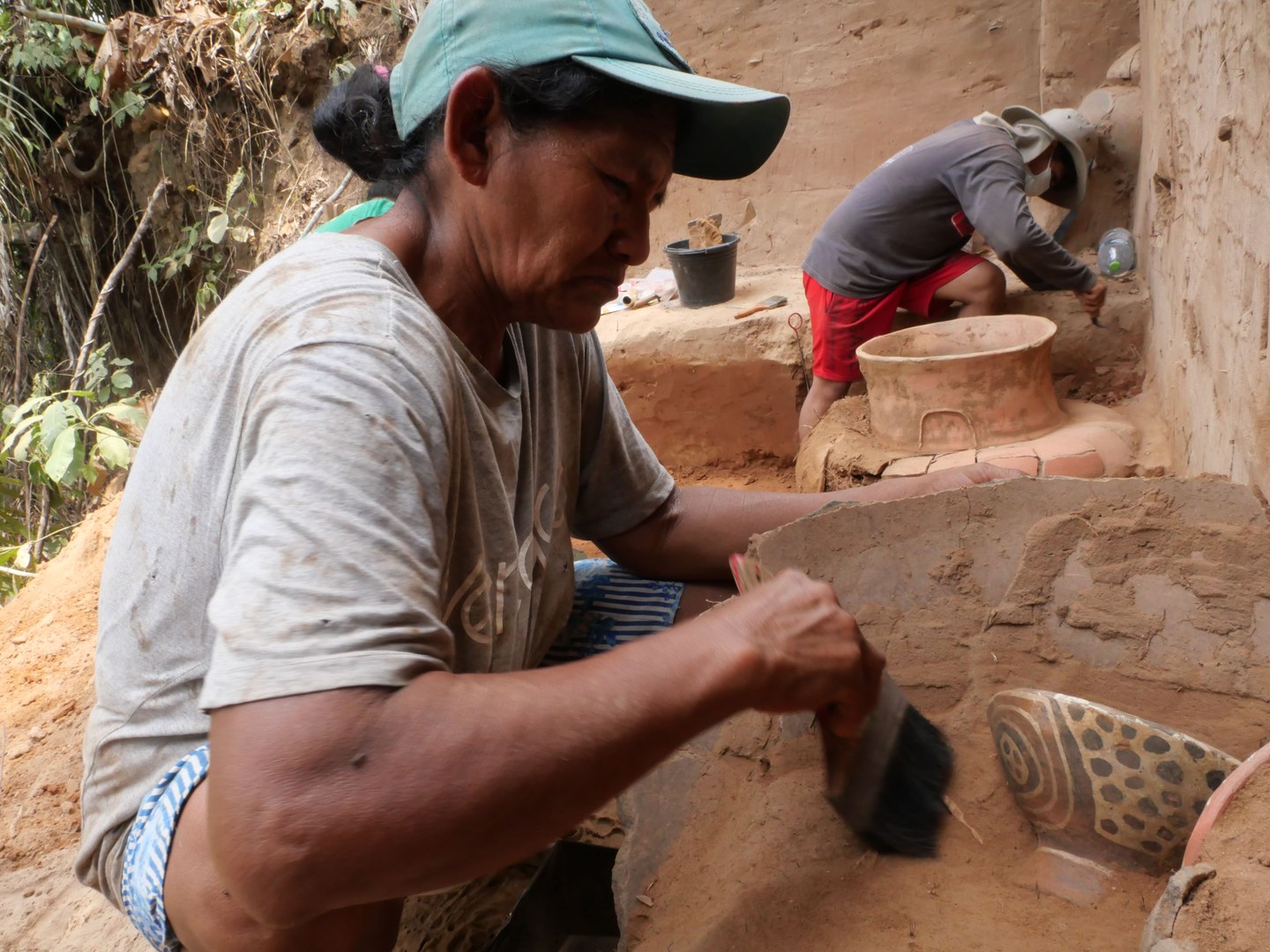 Señora Lucia Canare e investigador comunal Franz Beyuma durante los trabajos de excavación de urnas funerarias.