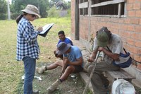 Investigadores registran y practican el proceso para elaborar arcos y flechas en Alto Colorado (CRTM).