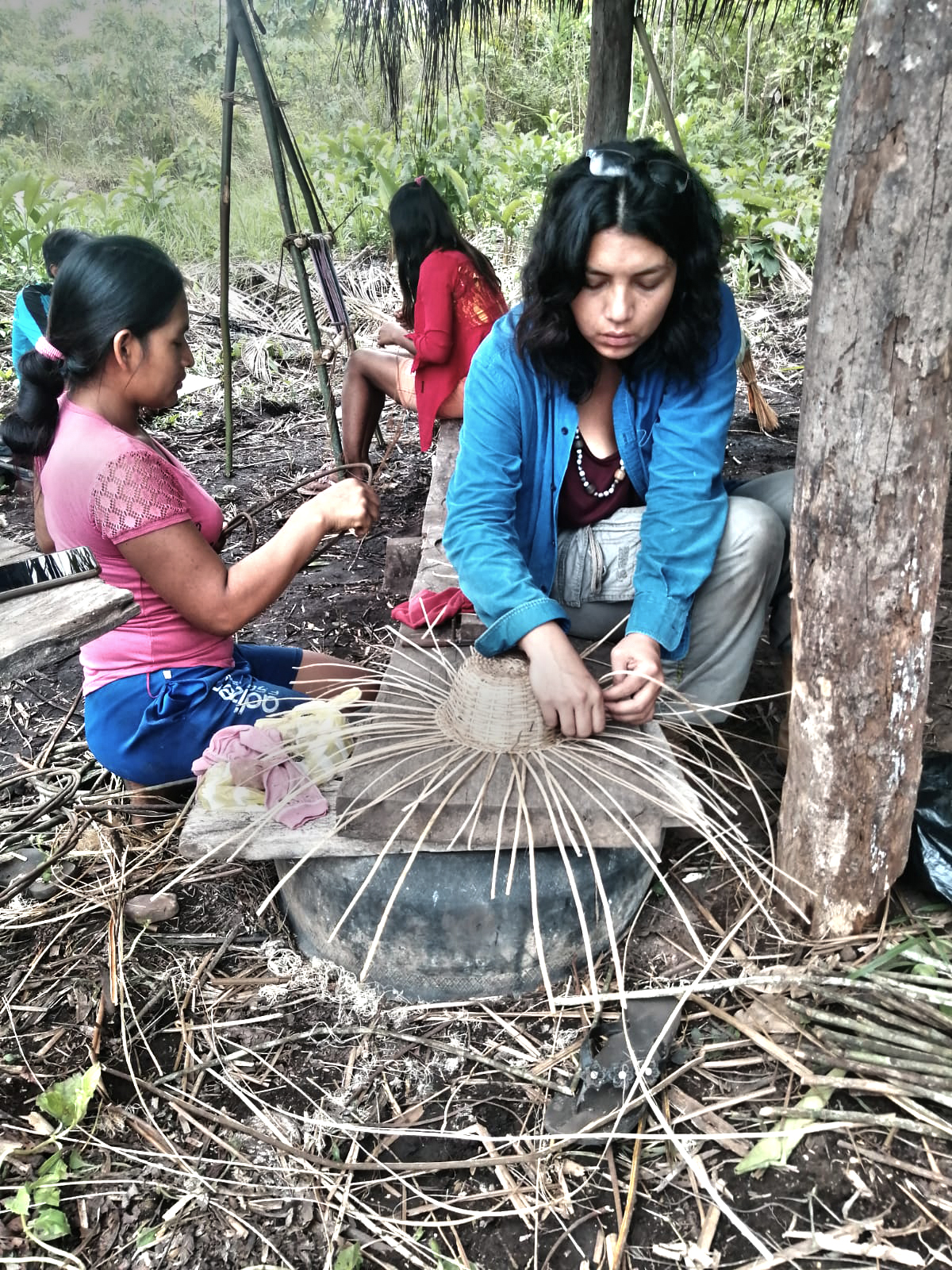 Investigadora Lizeth aprendiendo a hacer un sombrero en San Antonio de Sani.