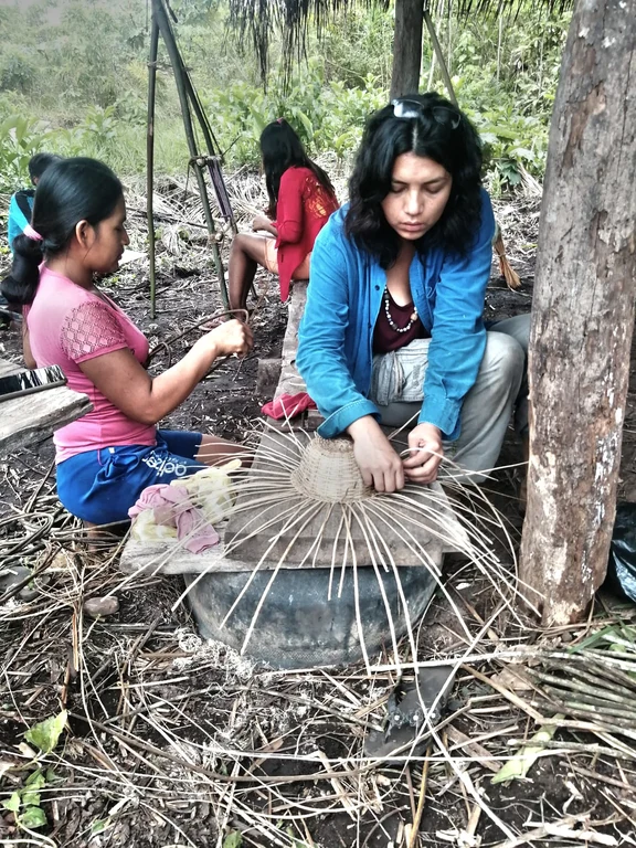 Investigadora Lizeth aprendiendo a hacer un sombrero en San Antonio de Sani.