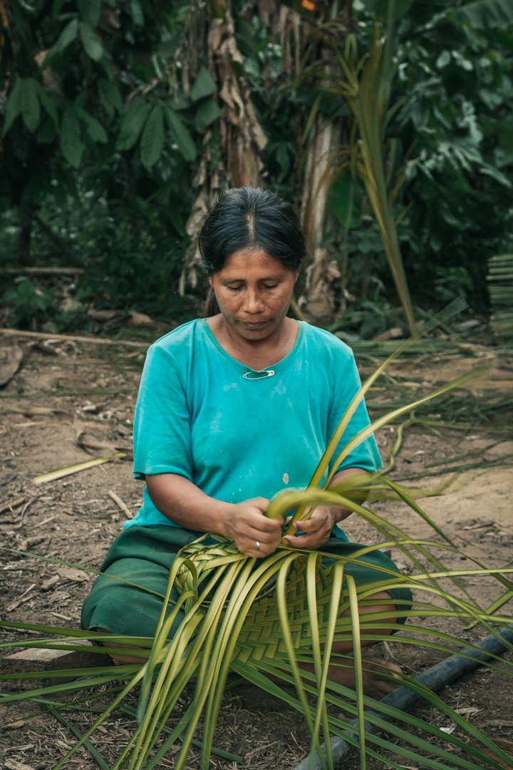 Mujer Tacana realizando el trenzado de cestería.