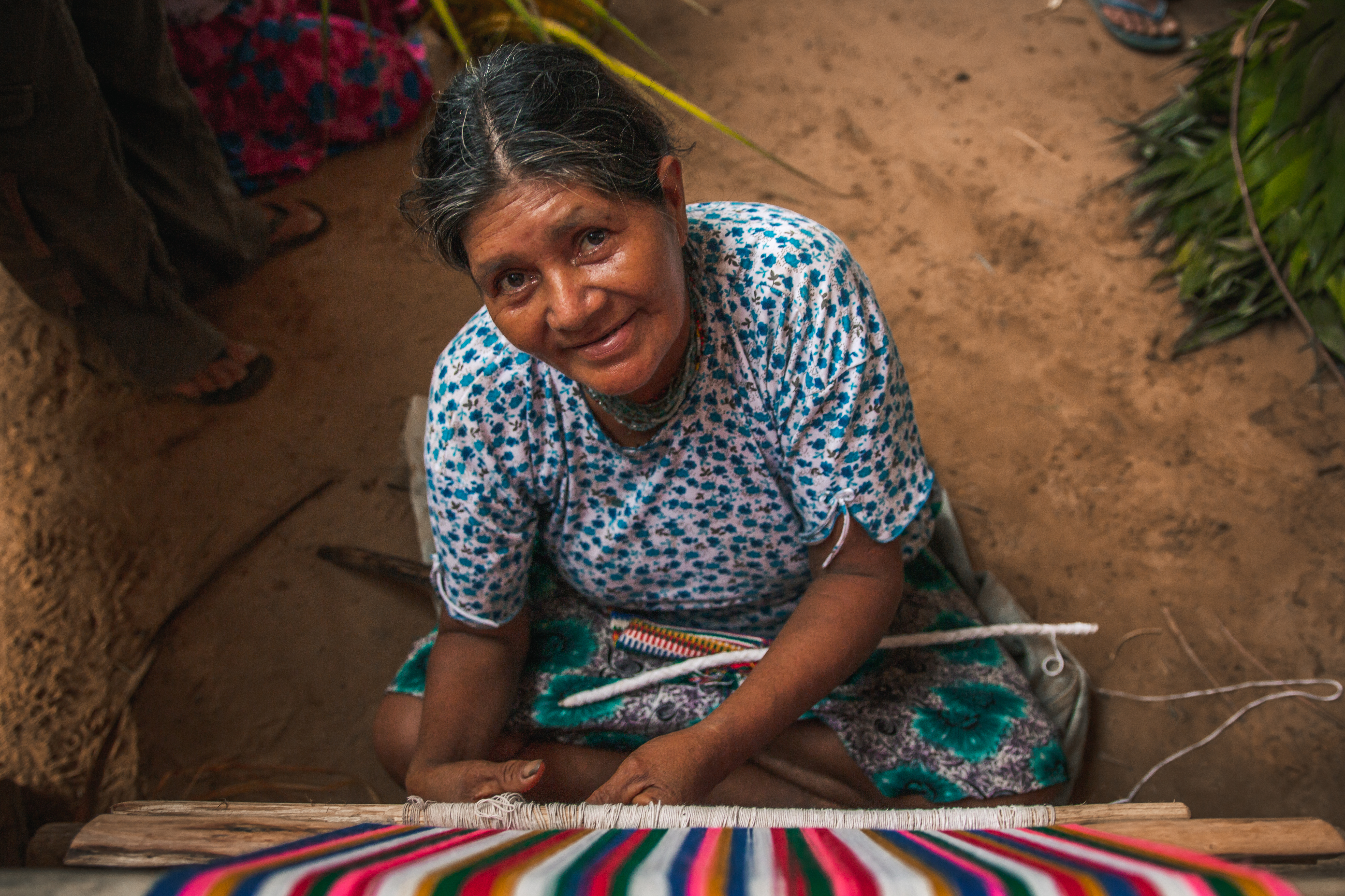 Mujer Tsimane' tejiendo un Mariko.