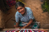 Mujer Tsimane' tejiendo un Mariko.