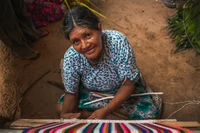 Mujer Tsimane' tejiendo un Mariko.