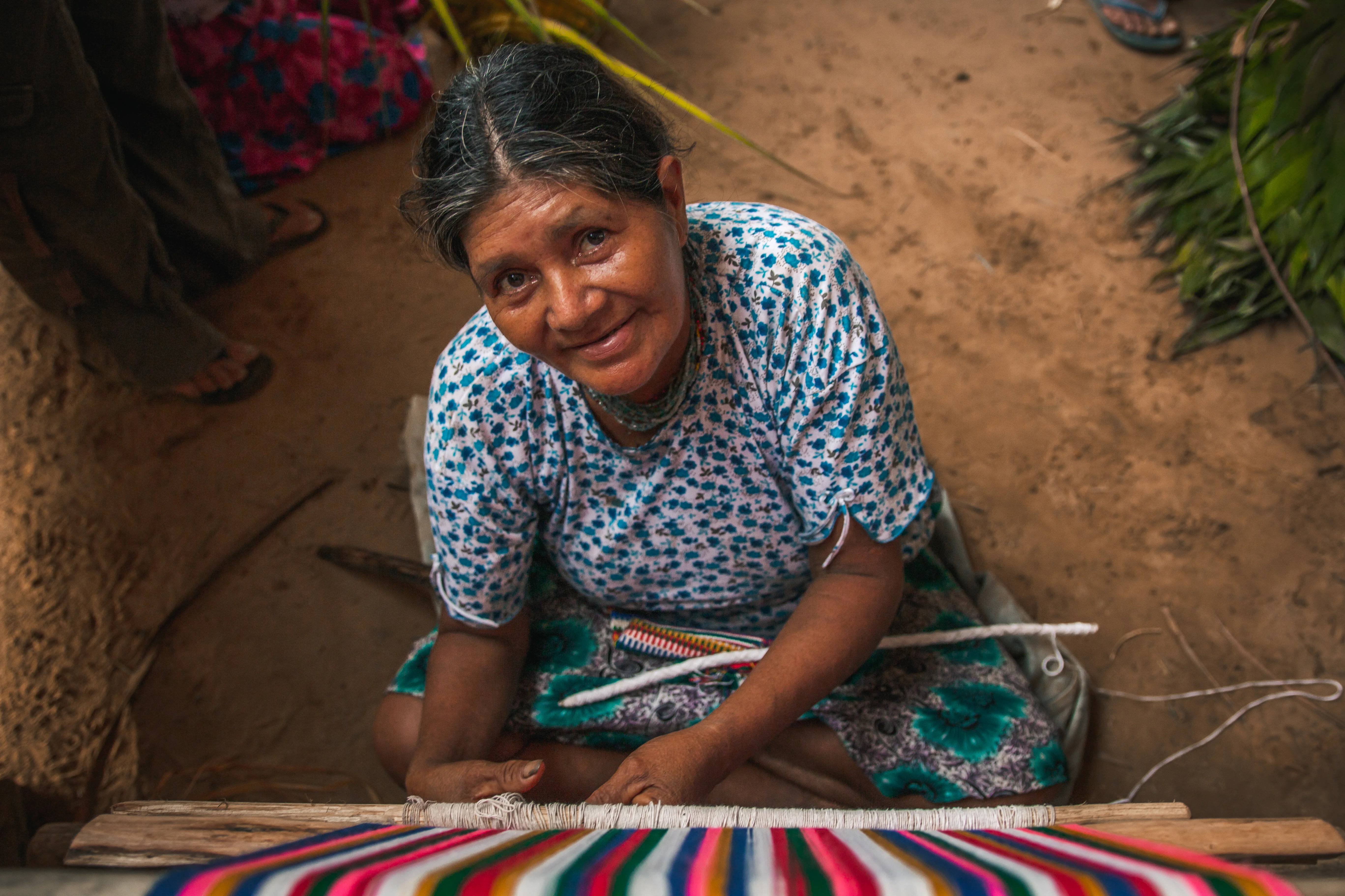 Mujer Tsimane' tejiendo un Mariko.
