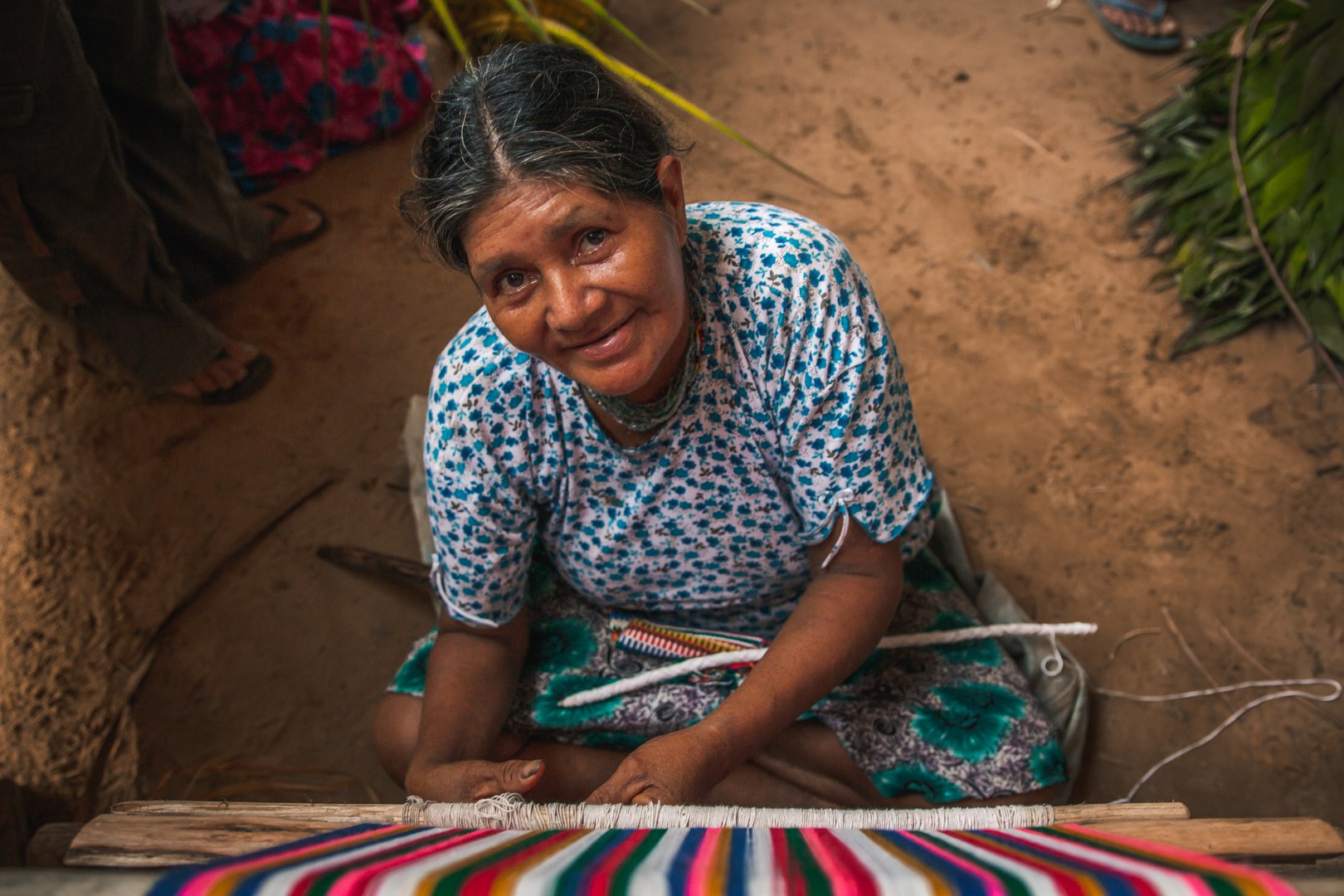 Mujer Tsimane' tejiendo un Mariko.