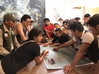 Investigadora Carla Jaimes B. durante la elaboración de mapa participativo. 