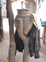 PotamYaqui-Gebiet - Küchenbereich mit Wasserkaraffe im traditionellen Wohnhaus.jpg