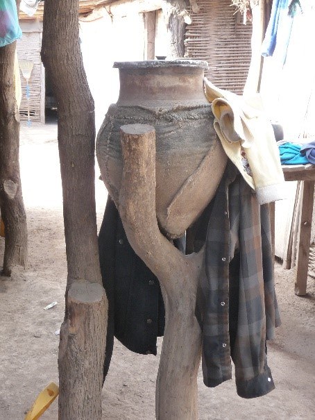 PotamYaqui-Gebiet - Küchenbereich mit Wasserkaraffe im traditionellen Wohnhaus.jpg