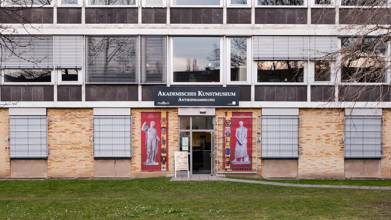 Akademisches Kunstmuseum Römerstraße Eingang