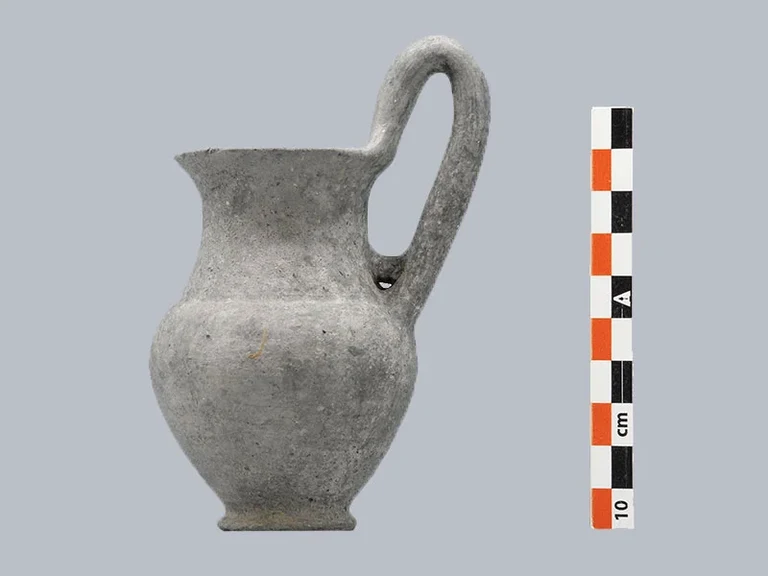 Cerveteri Attingitoio aus grauem Bucchero aus Grab 645.jpg