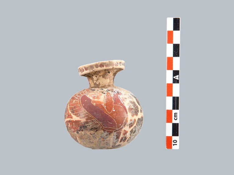 Cerveteri Korinthischer Kugelaryballos mit Darstellung einer Sphinx aus Grab 645.jpg