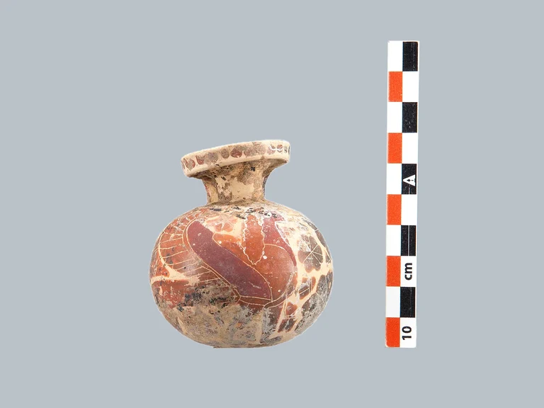 Cerveteri Korinthischer Kugelaryballos mit Darstellung einer Sphinx aus Grab 645.jpg