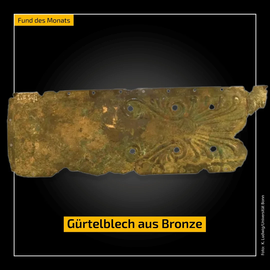 Eine Wissenschaftlerin und ein Wissenschaftler arbeiten hinter einer Glasfassade und mischen Chemikalien mit Großgeräten.