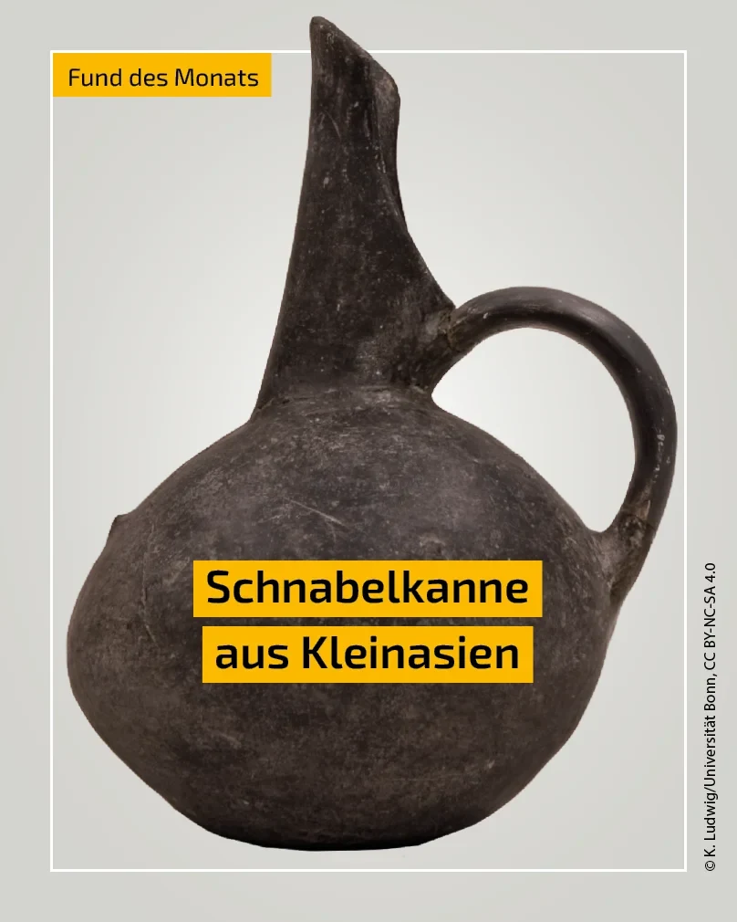 Eine Wissenschaftlerin und ein Wissenschaftler arbeiten hinter einer Glasfassade und mischen Chemikalien mit Großgeräten.